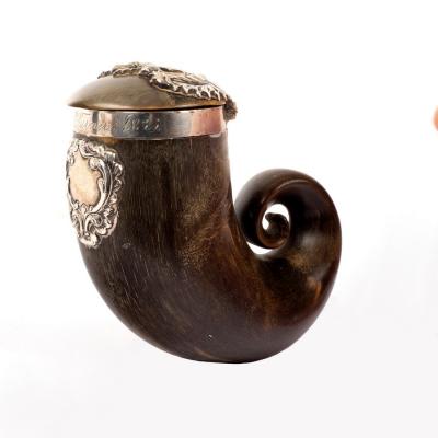 Appraisal: A Scottish ram's horn snuff mull the cover with white