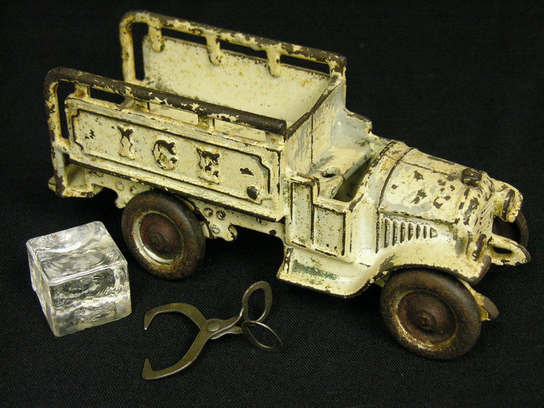 Appraisal: KENTON TOYS CAST IRON ICE TRUCK Includes ice tongs and