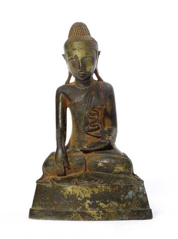 Appraisal: MANDALAY-BUDDHA Burma Jh H cm Im Mandalay-Stil aus Bronze mit