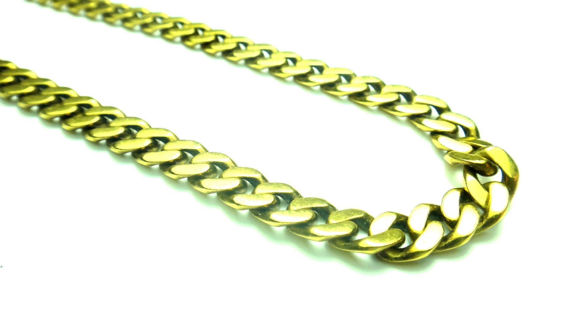 Appraisal: A gold faceted curb link neckchain on a snap clasp