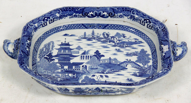 Appraisal: A th Century blue and white serving dish with transfer