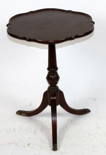 Appraisal: Grand Rapids mahogany pedestal base side table Grand Rapids Mahogany