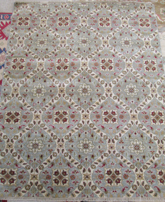 Appraisal: A CONTEMPORARY HAND KNOTTED ORIENTAL AREA RUG Indo-Persian designer repeating