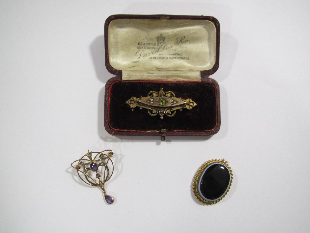 Appraisal: An Edwardian ct gold Entruscan revival brooch set with a