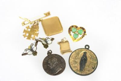 Appraisal: A heart-shaped brooch set with three green hearts and with