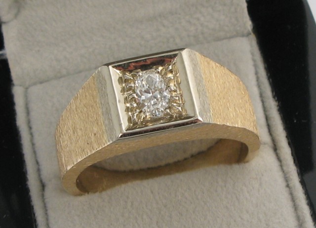 Appraisal: GENT'S DIAMOND AND FOURTEEN KARAT GOLD SOLITAIRE RING featuring an