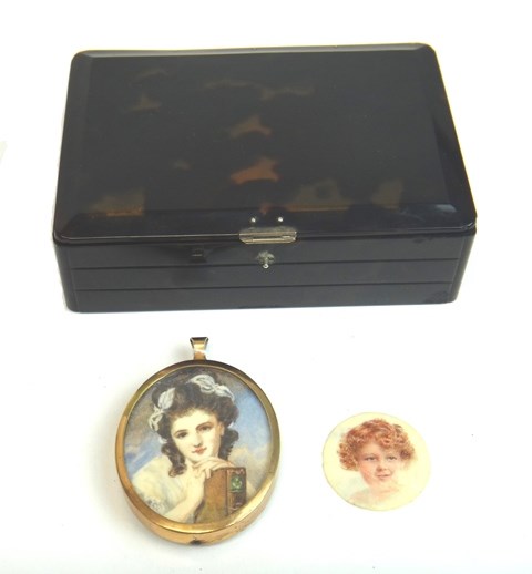 Appraisal: An oval portrait miniature of a lady with brown hair