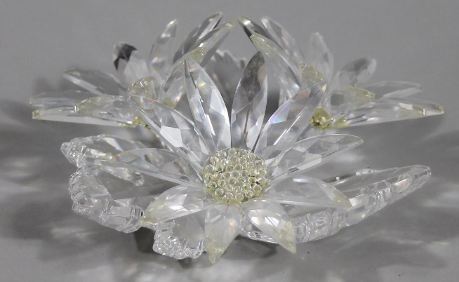 Appraisal: A Swarovski crystal three headed flower ornament in yellow and