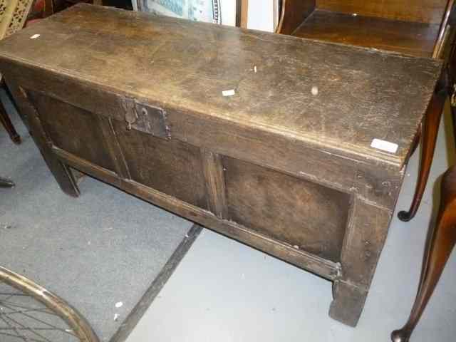 Appraisal: AN ANTIQUE OAK COFFER with single plank lid and panelled