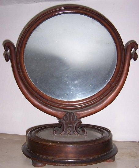 Appraisal: A gentleman's Victorian mahogany framed shaving mirror the circular glass