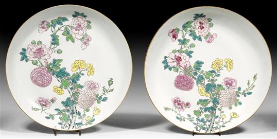 Appraisal: A PAIR OF LARGE FAMILLE ROSE DISHES WITH PEONY DESIGN