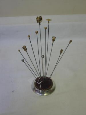 Appraisal: TWELVE HAT PINS in gold and silver including two thistle