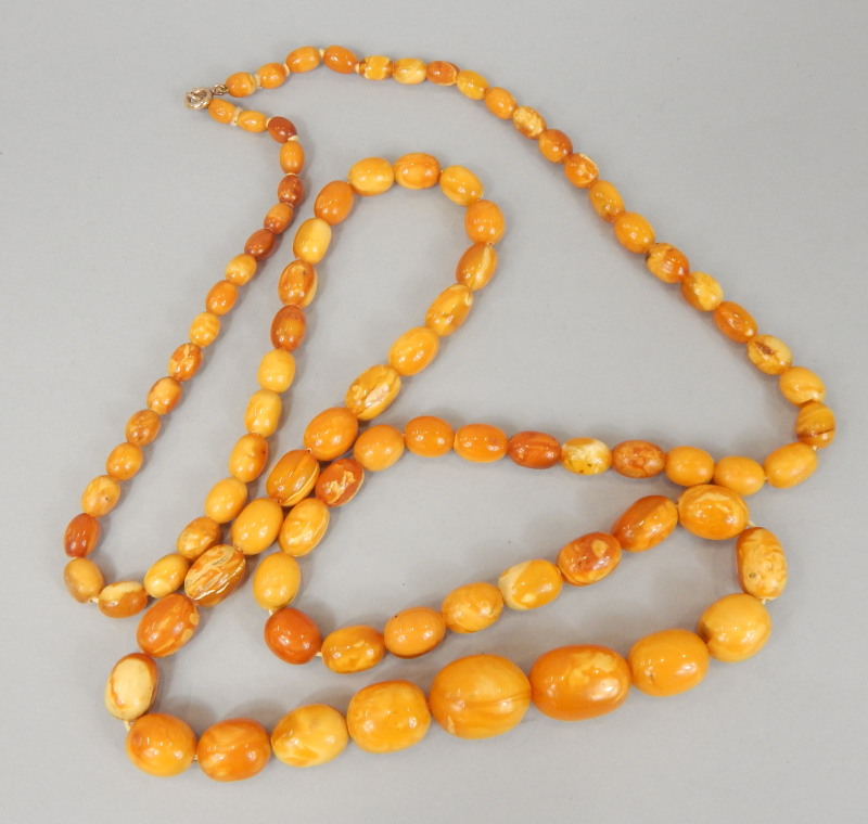 Appraisal: A butterscotch amber style beaded necklace of graduated form on