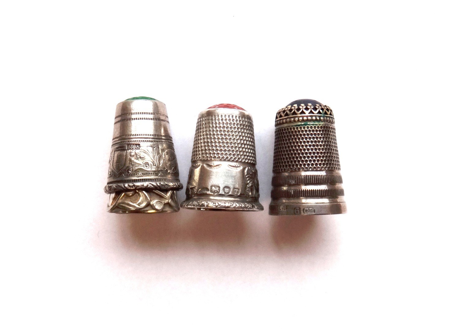 Appraisal: A late Victorian silver and cornelian top thimble hallmarked London