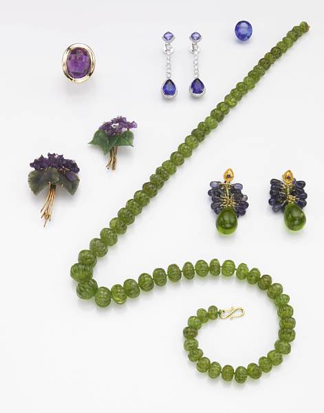 Appraisal: Carved Peridot Necklace A single strand of fluted carved peridot