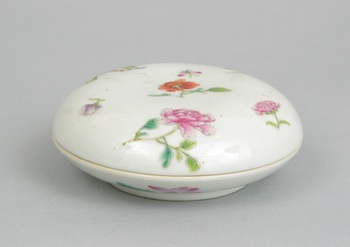 Appraisal: A Famille Rose Porcelain Box with Chien Lung Mark ca