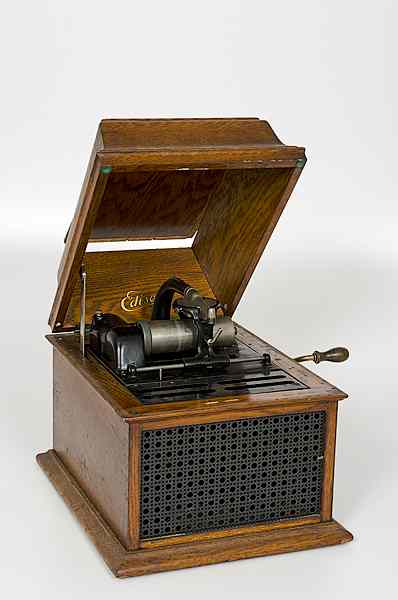 Appraisal: Edison Victrola American A Victrola in an oak case with