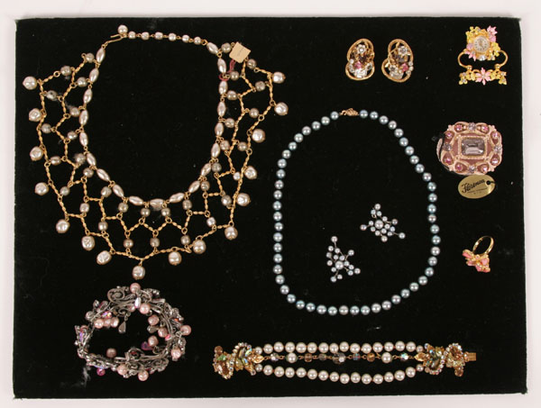 Appraisal: Lot of pieces vintage costume jewelry including an strand of