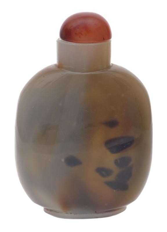 Appraisal: AN AGATE SNUFF BOTTLE WITH CARNELAIN STOPPER