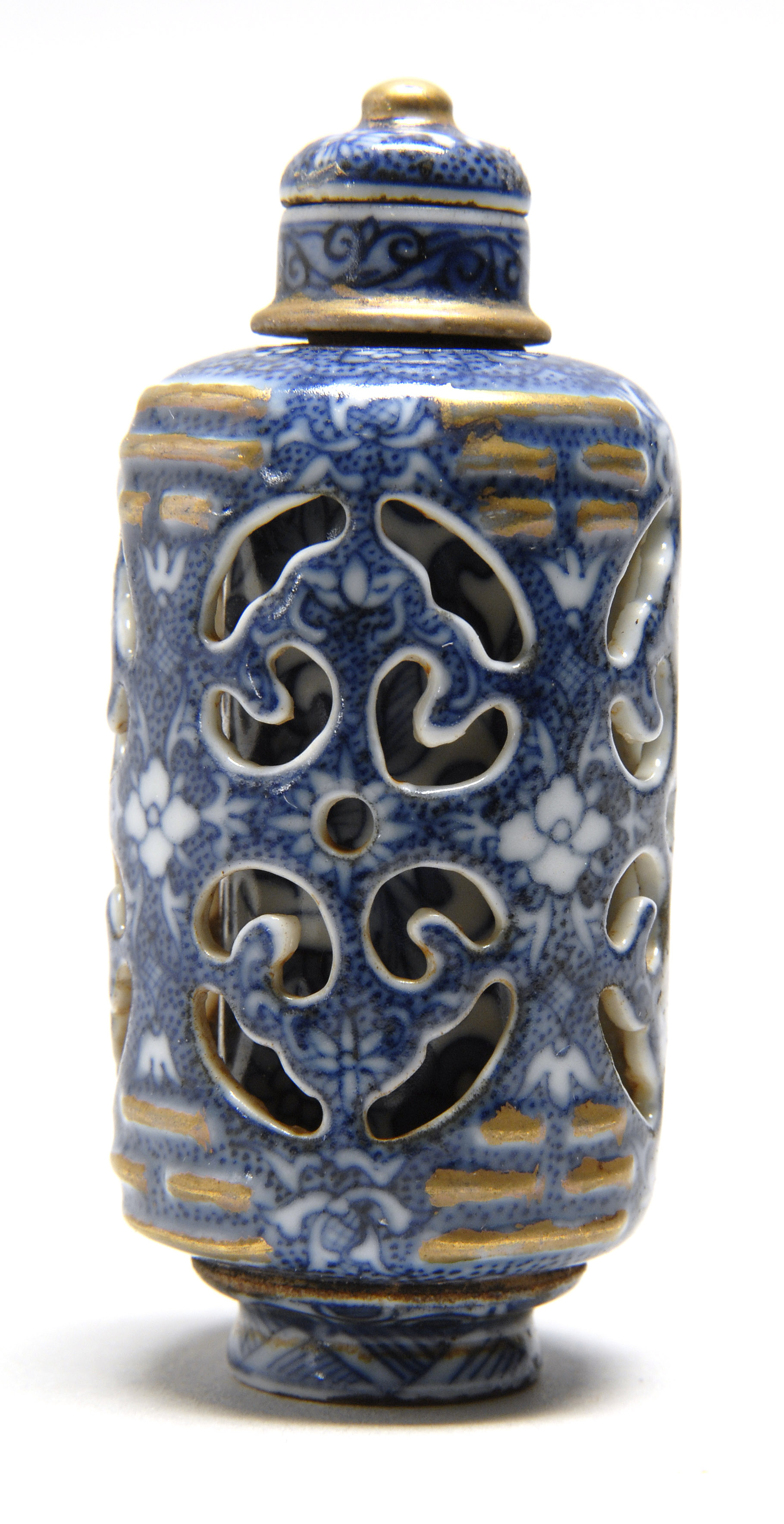 Appraisal: BLUE AND WHITE PORCELAIN SNUFF BOTTLE With reticulated sides and