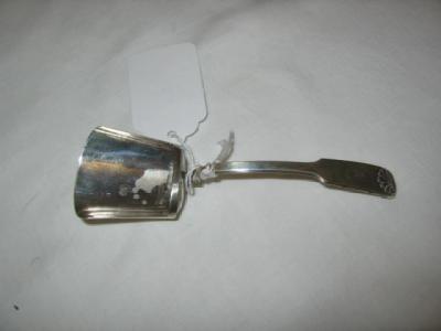 Appraisal: A GEORGIAN CADDY SPOON in Fiddle and Shell pattern with