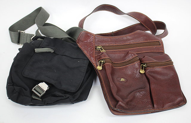 Appraisal: A BROWN LEATHER HANDBAG BY 'THE BRIDGE' with zip pockets