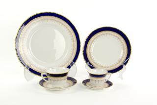 Appraisal: A ROYAL WORCESTER PORCELAIN DINNER SERVICE FOR TEN A ROYAL