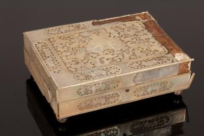 Appraisal: A set of Cantonese mother-of-pearl gaming tokens in box early