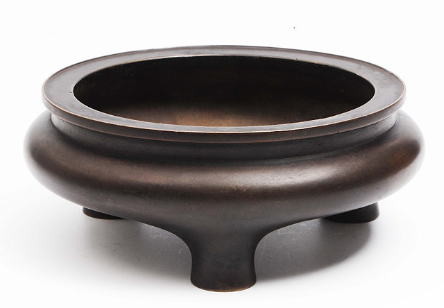 Appraisal: A Chinese ding form censer th th Centurythe shallow compressed