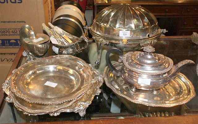 Appraisal: A COLLECTION OF SILVER PLATE TO INCLUDE an oval breakfast