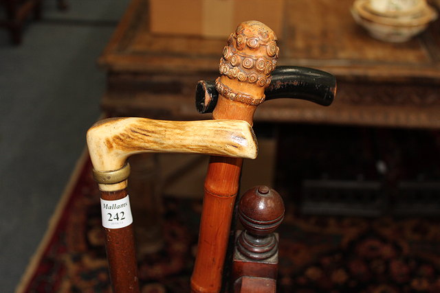 Appraisal: A LATE TH EARLY TH CENTURY WALKING STICK with antler