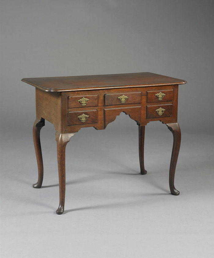 Appraisal: PENNSYLVANIA QUEEN ANNE WALNUT DRESSING TABLE The rectangular molded top