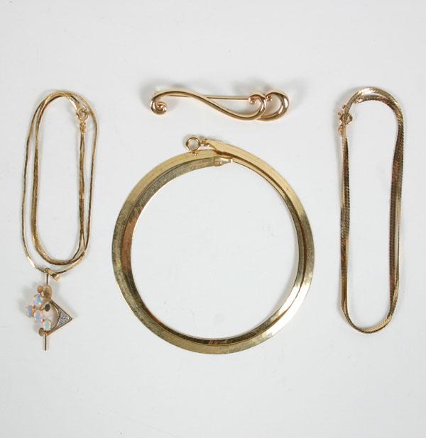 Appraisal: Lot of five gold jewelry pieces including three K chains