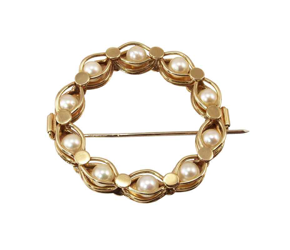 Appraisal: K REVERSIBLE PEARL BROOCH K yellow gold circle brooch contains