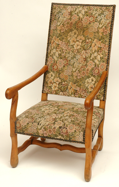 Appraisal: A PAIR OF CONTINENTAL OAK CARVER CHAIRS