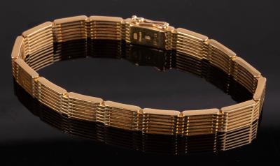 Appraisal: An ct yellow gold gate link bracelet marked London Made