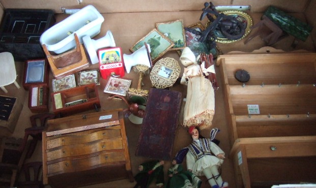 Appraisal: A collection of dolls house furniture and miniature items including