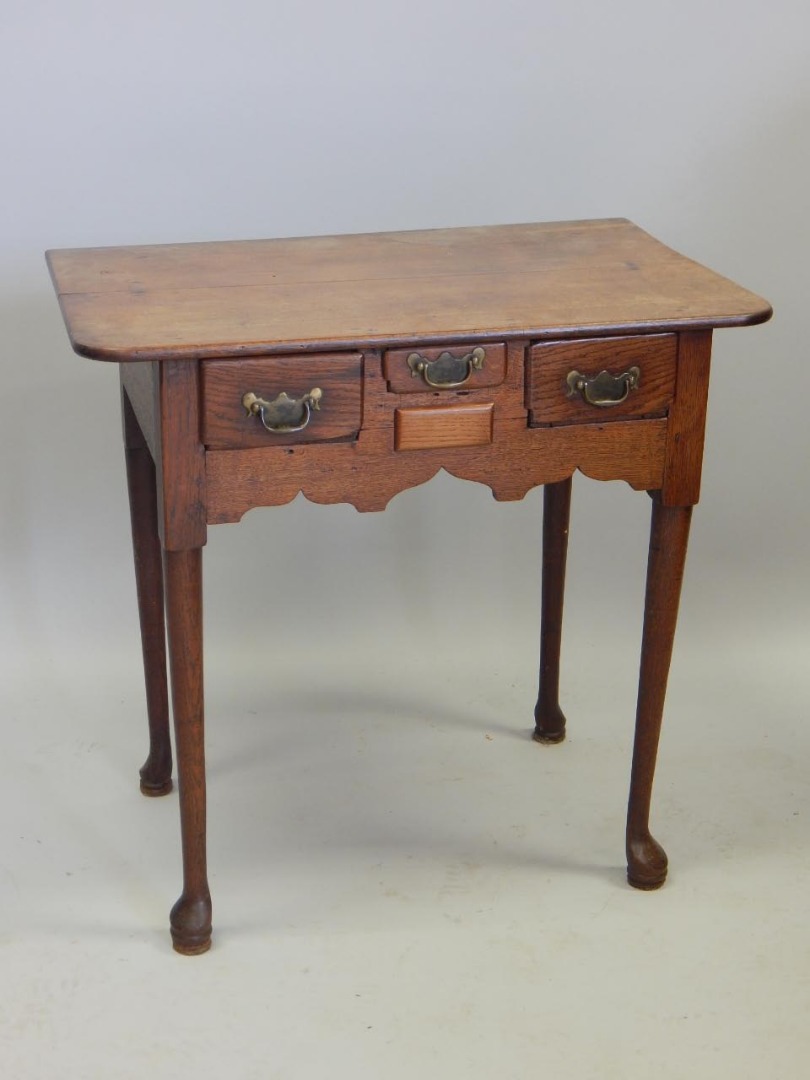 Appraisal: A late th-early thC oak lowboy the rectangular top with