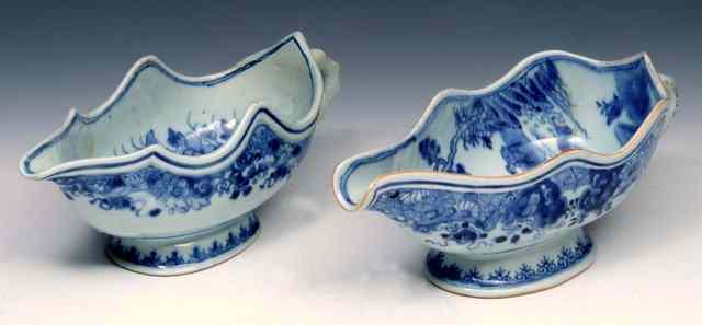 Appraisal: AN TH CENTURY CHINESE BLUE AND WHITE SAUCE BOAT the