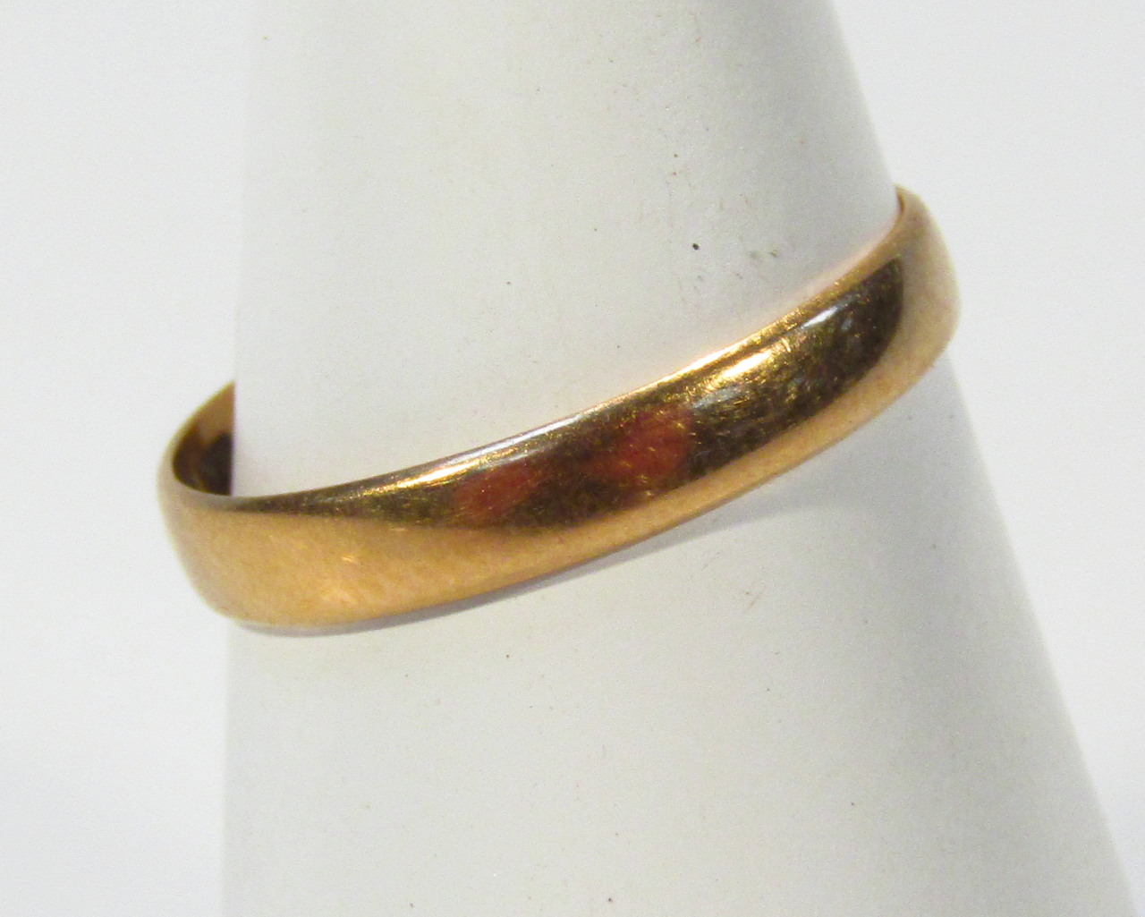 Appraisal: A ct gold wedding band of plain circular outline size