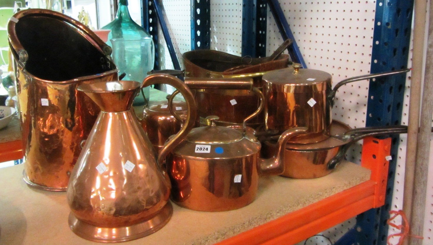 Appraisal: A quantity of collectables including copper pots a kettle a