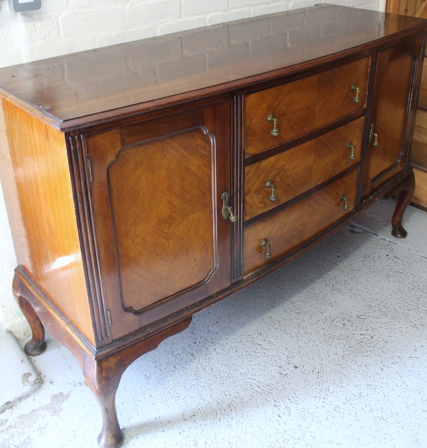 Appraisal: An early thC mahogany bowfront sideboard with three drawers flanked