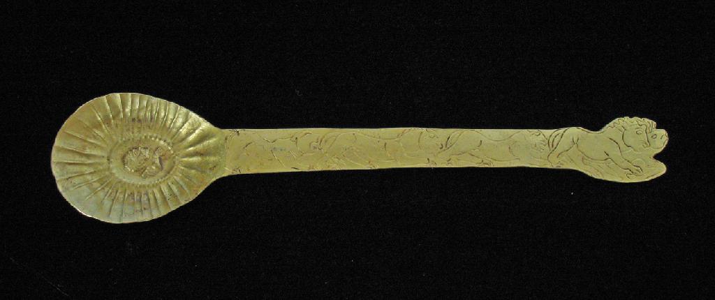 Appraisal: A GOLD SPOON with a fluted oval bowl the centre