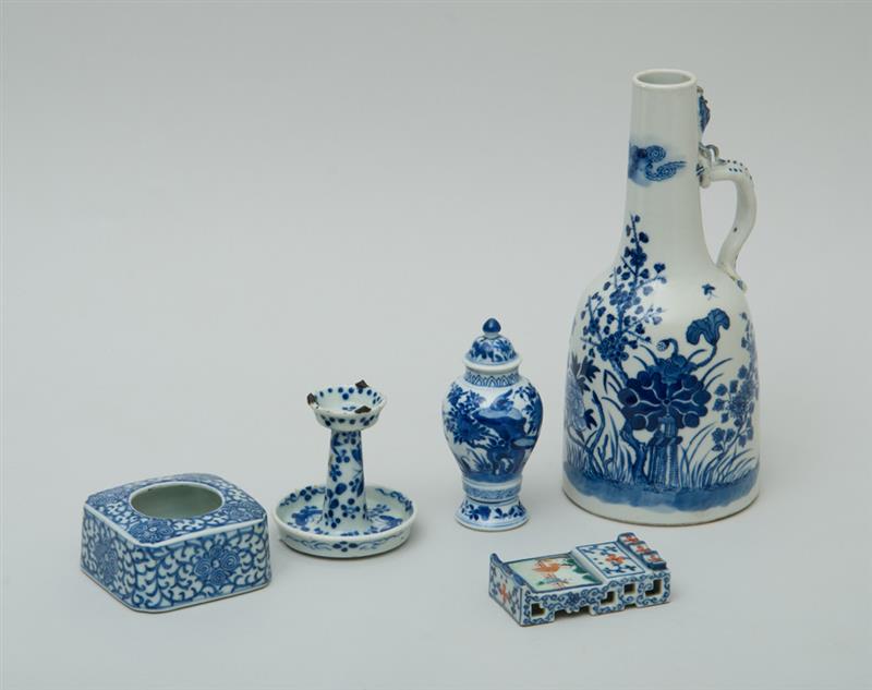 Appraisal: GROUP OF FIVE CHINESE PORCELAIN TABLE ARTICLES Comprising a mallet-form