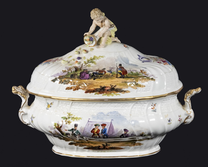 Appraisal: MEISSEN PORCELAIN TUREEN WITH PAINTED MILITARY SCENES th c Meissen