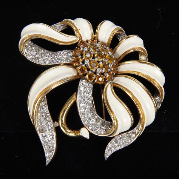 Appraisal: Trifari Alfred Philippe enamel and pave rhinestone daisy flower fur