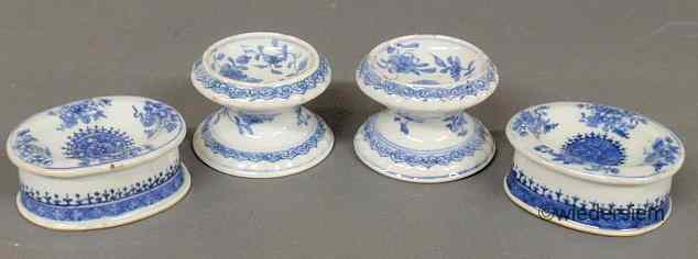 Appraisal: Pair of Chinese Fitzhugh porcelain oval salts ''h x ''w