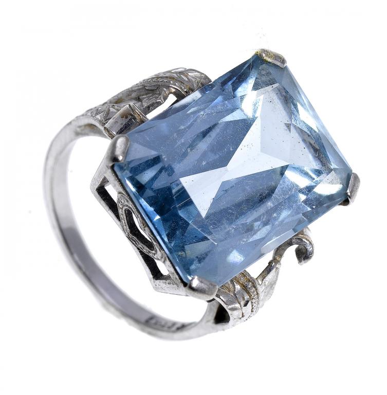 Appraisal: A BLUE ZIRCON RING the rectangular faceted zircon on white