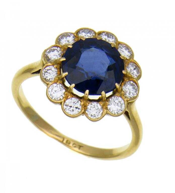 Appraisal: A SAPPHIRE AND DIAMOND CLUSTER RING the larger sapphire in