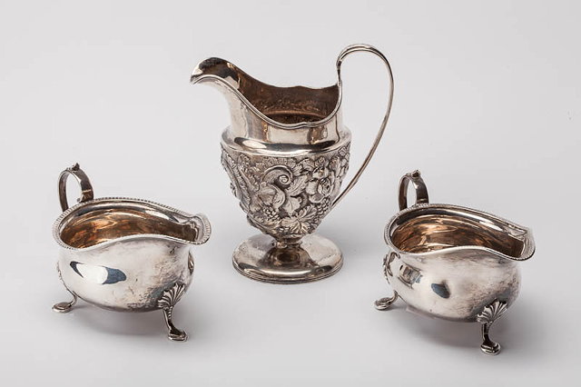 Appraisal: A PAIR OF SILVER SAUCE BOATS with gadrooned rim and